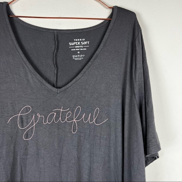 TORRID SUPER SOFT GREY GRATEFUL TEE - Size 4 - Picture 4 of 6